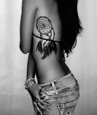  Tatouage attrape rêve Sur le haut des côtes